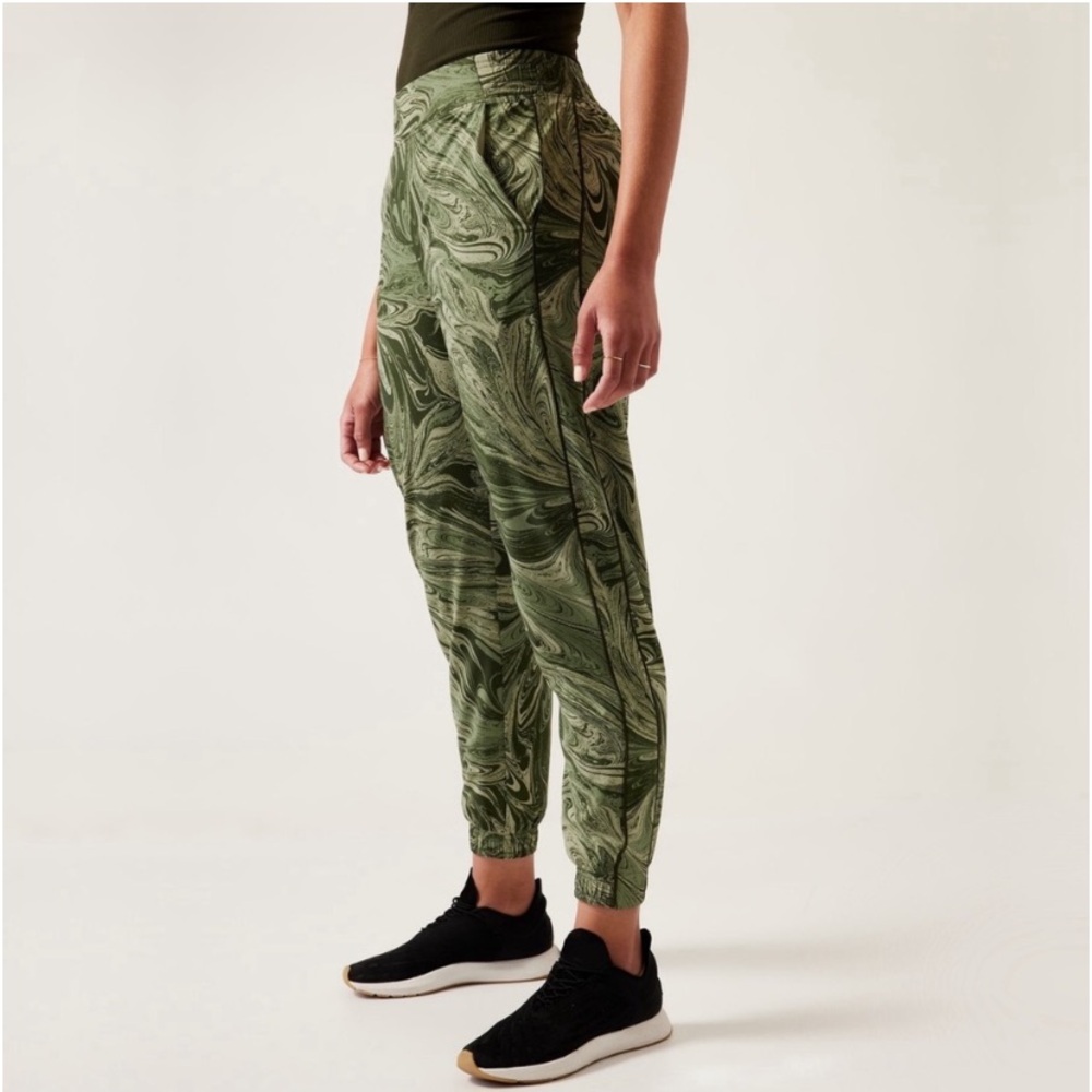 ATHLETA SIZE 12 BROOKLYN LIGHTWEIGHT JOGGER IN SUMI MARBLE GREEN - Picture 4 of 8